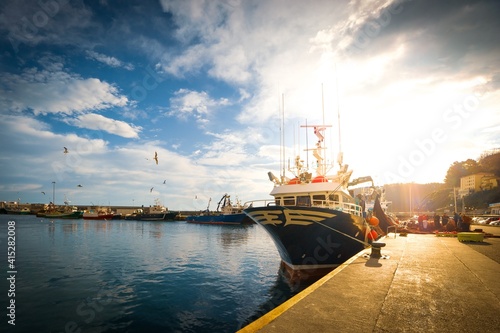 Marineros descargando la red del buque tras la faena