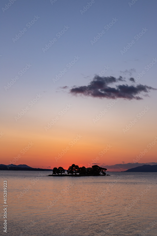 Fototapeta premium 宍道湖の夕焼けと嫁ヶ島の風景 島根県松江市