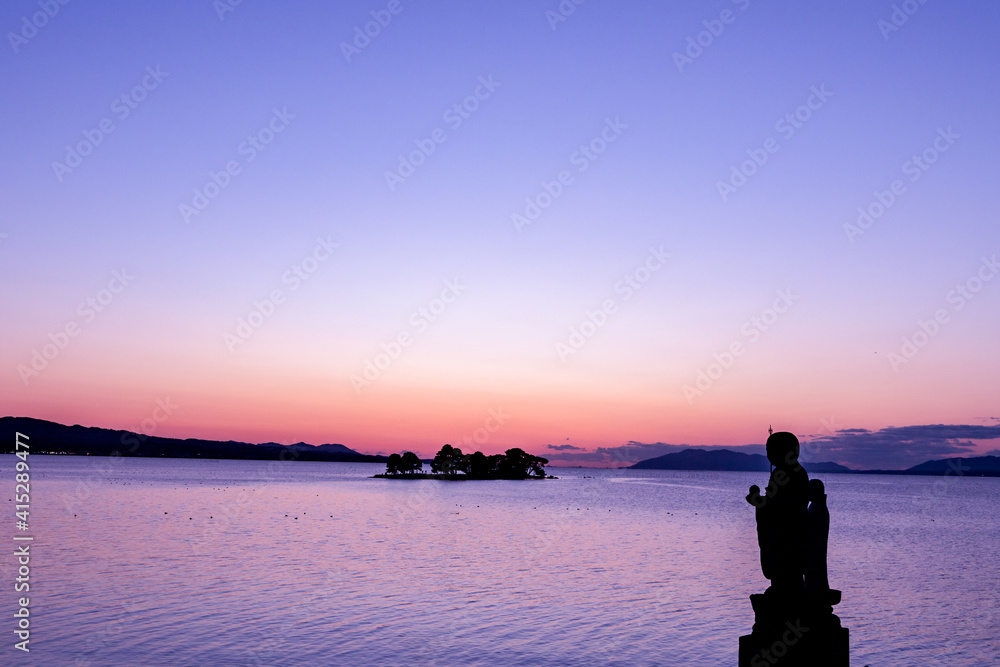 宍道湖の夕焼けと嫁ヶ島と袖師地蔵の風景 島根県松江市 宍道湖の夕焼けと嫁ヶ島と袖師地蔵の風景 島根県松江市