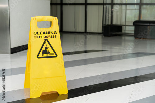 Canvastavla cleaning progress caution sign in office