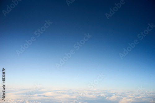 高高度の空・青空・深い青
