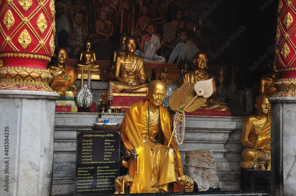 Fototapeta premium buddha statue in temple