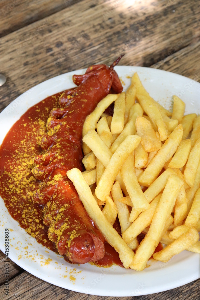 Currywurst mit Pommes Frittes Currywurst mit Pommes Frittes