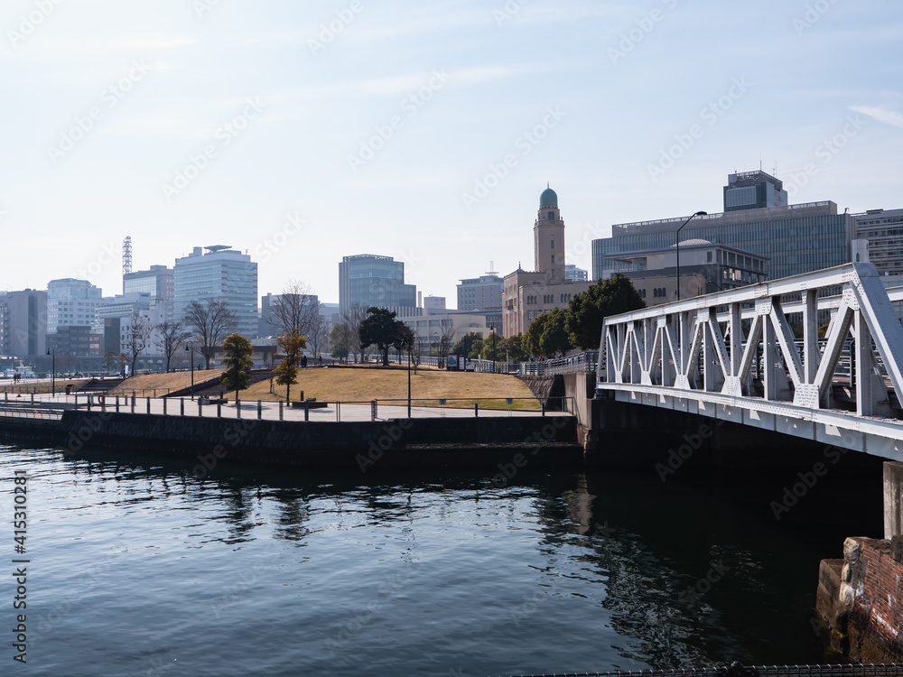 日本の横浜市の風景。運河と鉄橋のある街の風景。