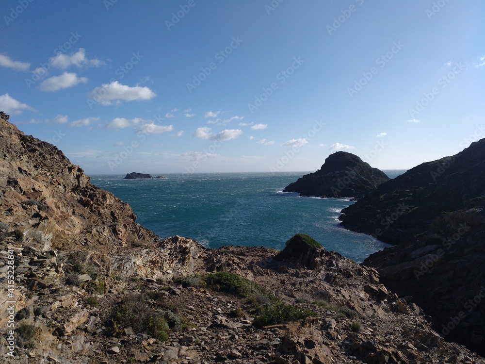 Vista  al mar desde las rocas en Cap de Creus en un día soleado