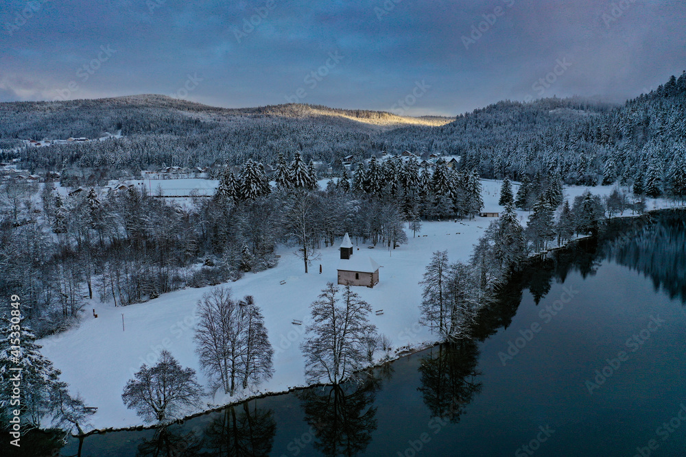 Lever de soleil sur le lac de Longemer et la Chapelle Saint-Clément ... - Longemer Dans Les Vosges