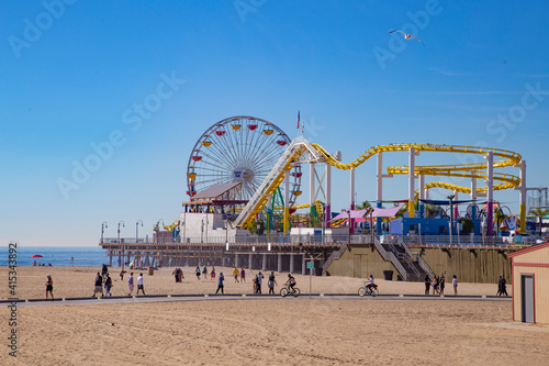 Quadro su tela Santa Monica pier with Pacific wheel and rolercoster