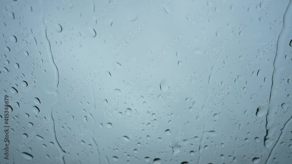 車のフロントウィンドウに落ちる雨 車のフロントウィンドウに落ちる雨