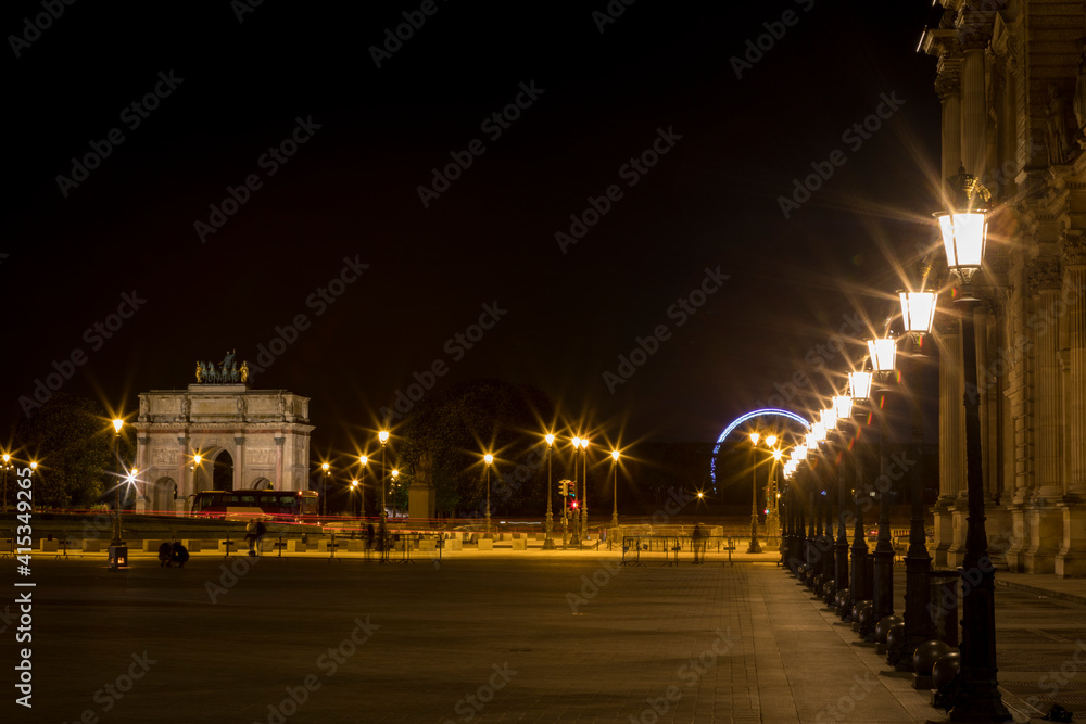 Fototapeta premium 루브르 박물관의 야경 / Night view of the Louvre