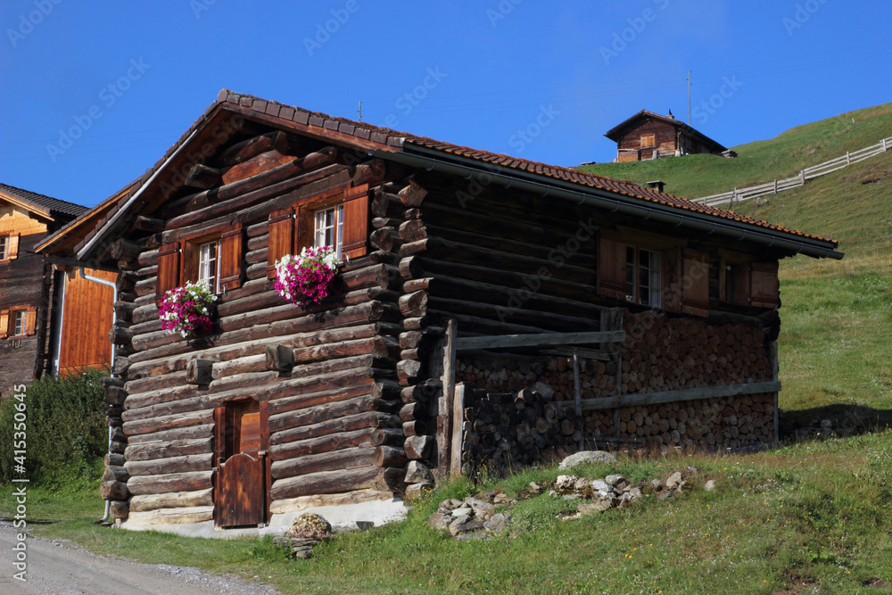 Altes Holzhaus in der Schweiz Altes Holzhaus in der Schweiz