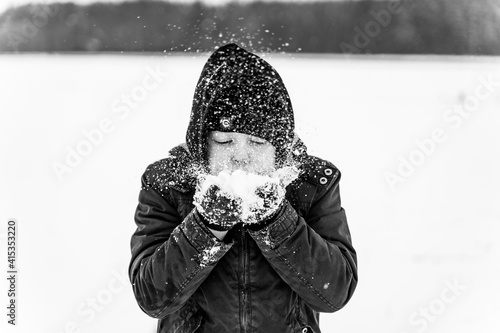 chłopiec w płatkach śniegu