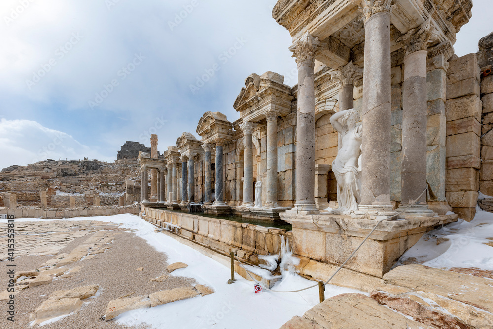 Obraz premium Gymnasium.Welcome to Sagalassos. Isparta, Turkey.To visit the sprawling ruins of Sagalassos, high amid the jagged peaks of Akdag, is to approach myth: the ancient ruined city set in stark.