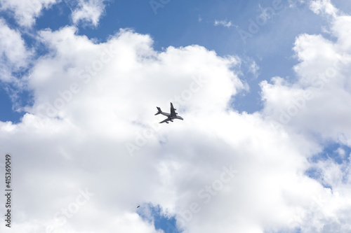 영국, 런던 히드로 공항으로 착륙하는 비행기 / Airplane landing at London Heathrow Airport, UK