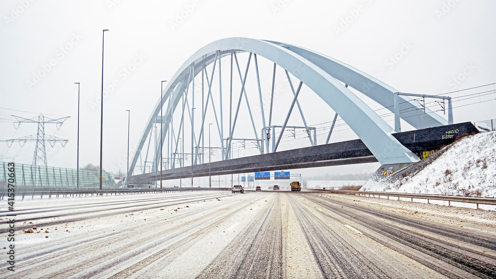Obraz premium Snowy Zandhazen bridge near Muiderberg in the Netherlands in winter