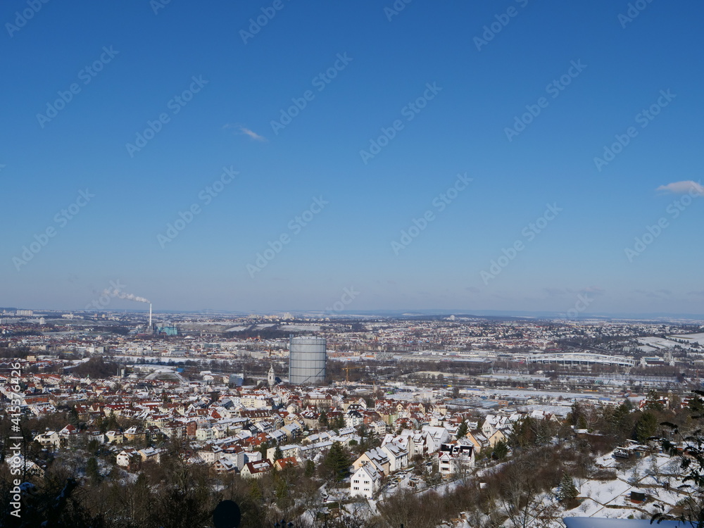 Fototapeta premium Panoramablick im Winter über die östlichen Teile der baden-württembergischen Landeshauptstadt Stuttgart mit dem Industriedenkmal Gaskessel
