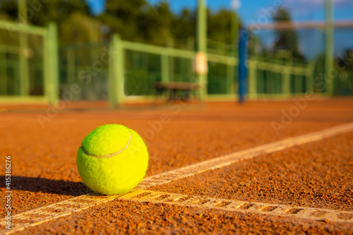 Tennis ball on the dirt court © Павел Мещеряков