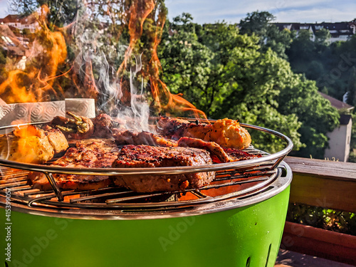 Tableau sur toile cooking on the fire grilled chicken and meat bbq flames fire lotusgrill