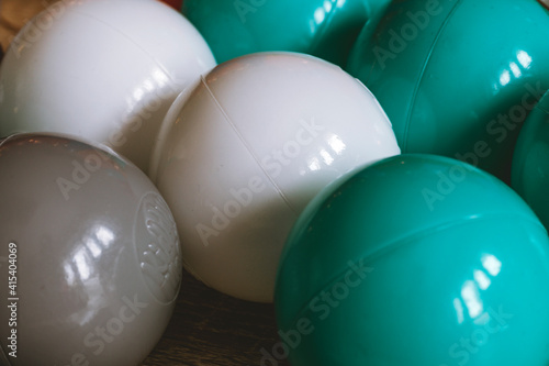 Obraz na płótnie plastikowe piłki dla dzieci w salonie