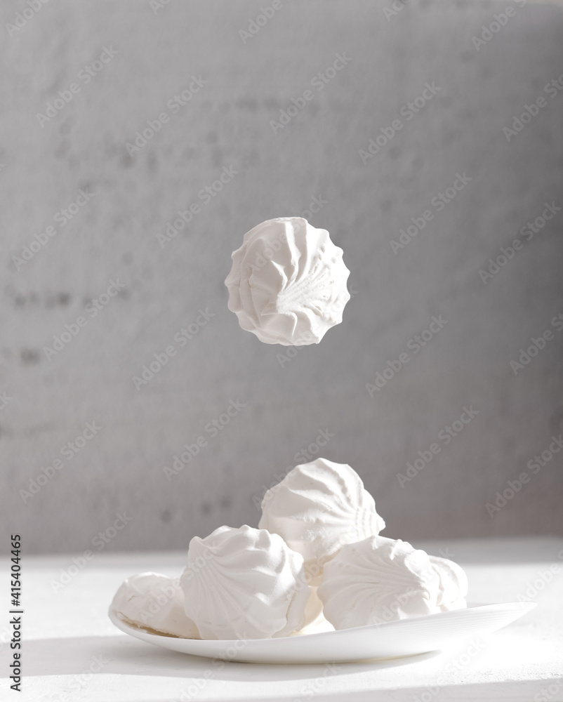 Obraz premium Lots of marshmallows in a vase. Levitating marshmallows. A delicate composition in a high key
