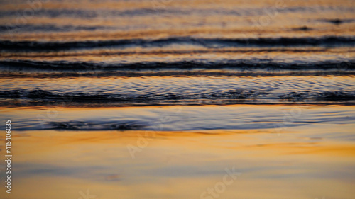 夕方の波と砂浜