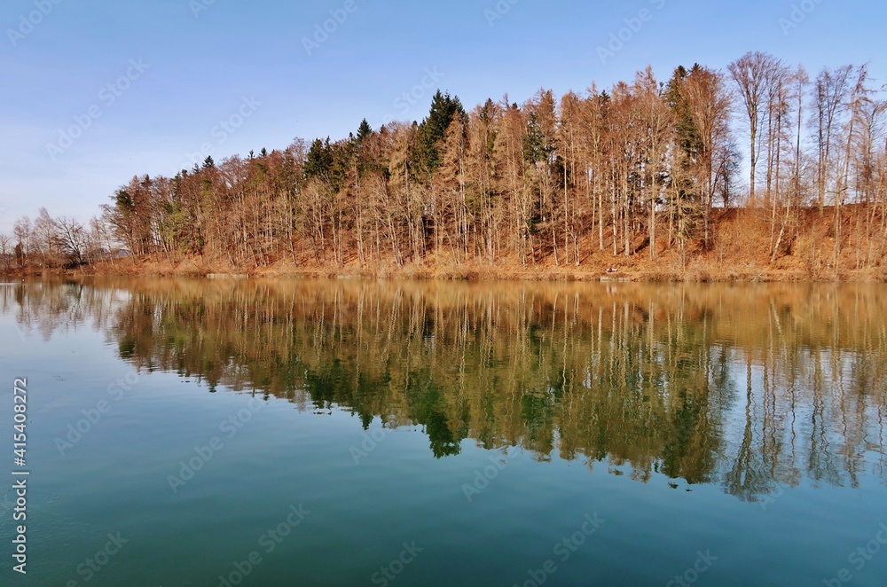 Wald spiegelt sich im See Wald spiegelt sich im See
