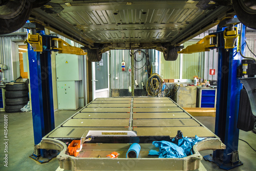 Obraz na płótnie Removed electric car battery at service w salonie