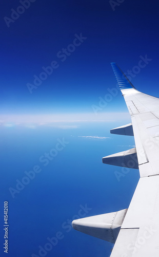 la curva de la tierra, con pocas nubes vista desde la ventanilla de un avión photo