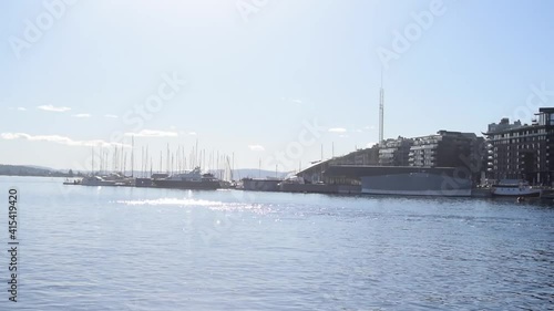 Piperviksbukta en un día soleado. Barcos en la bahía de Pipervika, Oslo, Noruega photo