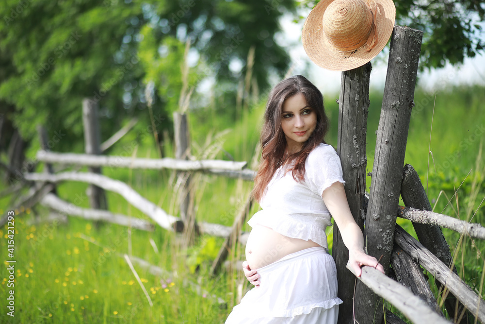 Naklejka premium Pregnant woman in nature for a walk summer
