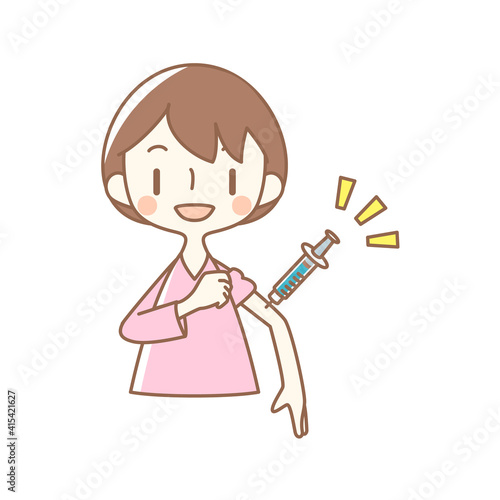 笑顔で注射を打っている女性