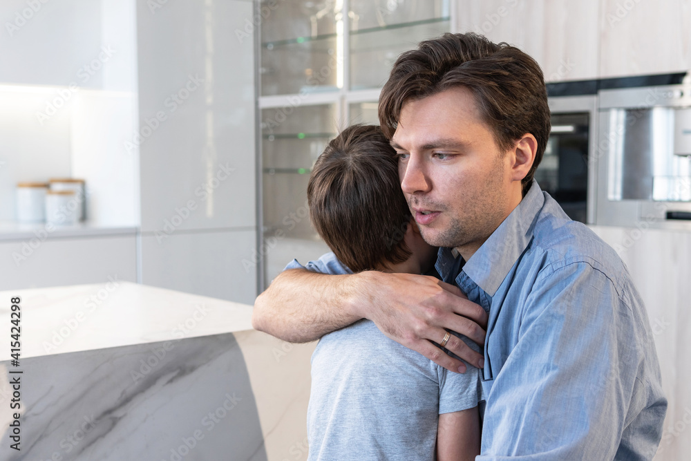 Obraz premium Sad son hugging his father