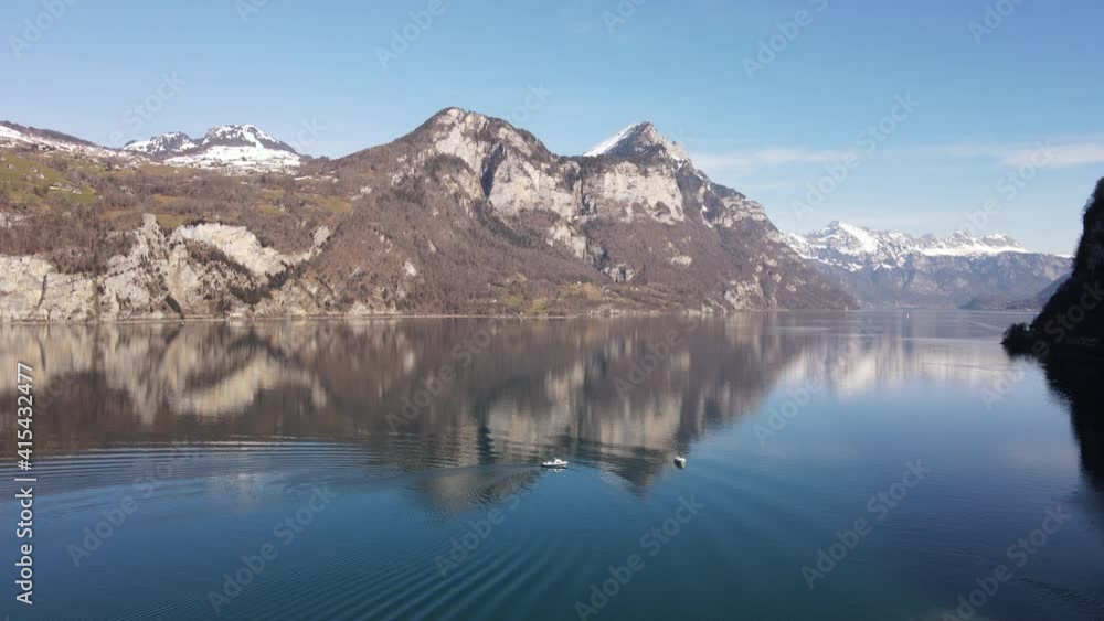 un bateau et le reflet sur un lac alpin - Alpes Suisse un bateau et le reflet sur un lac alpin - Alpes Suisse