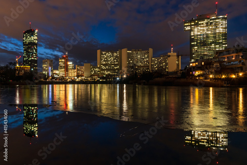 Wien bei Nacht Skyline Spiegelung im Wasser der Alten Donau, UNO-Hauptquartier