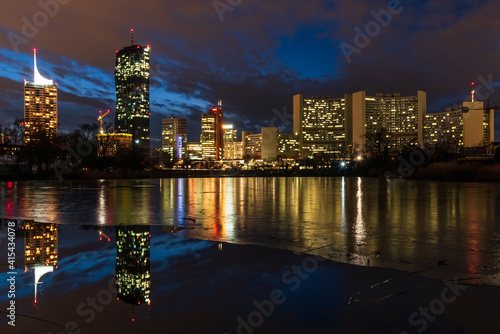 Wien bei Nacht Skyline Spiegelung im Wasser der Alten Donau, UNO-Hauptquartier