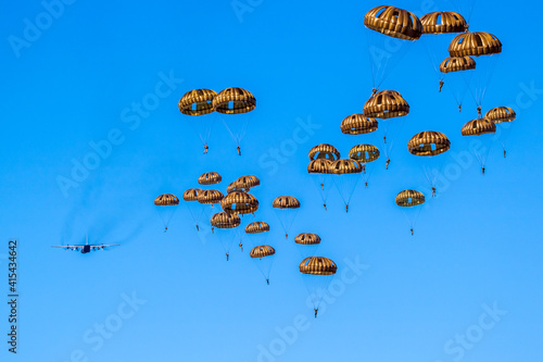 Canvastavla Military parachutist paratroopers parachute jumping out of a air force planes on a clear blue sky day