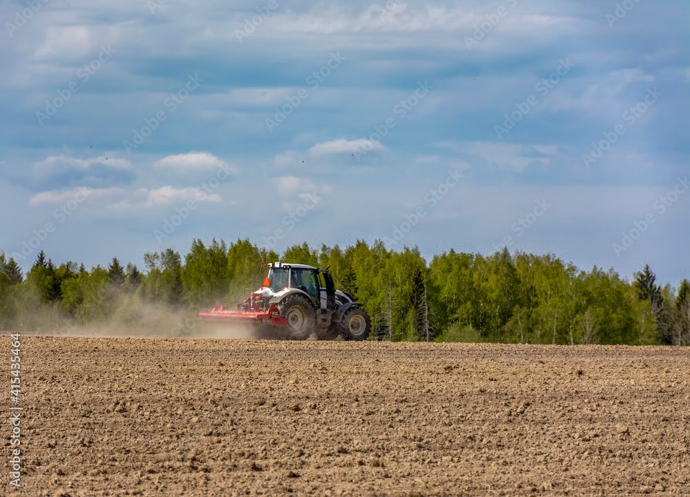 Obraz premium Agricultural work in the field in spring.