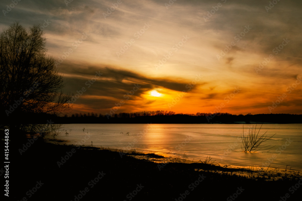 Sonnenuntergang am Wasser Winter Abendrot Silhouette