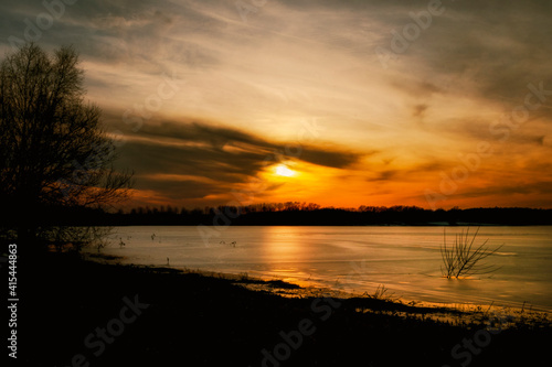 Sonnenuntergang am Wasser Winter Abendrot Silhouette