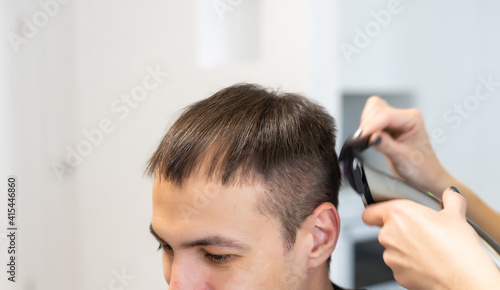 Man's hairstyle by means of the special machine hairstyle