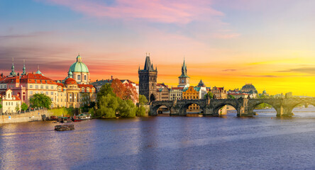 Acrylglasbilder Karlsbrücke Prager Altstadt mit Karlsbrücke bei Sonnenuntergang  © Mistervlad