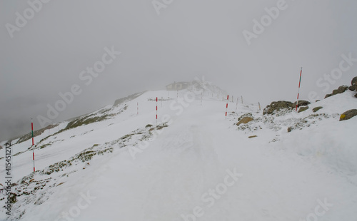 Puerto de montaña nevado con refugio