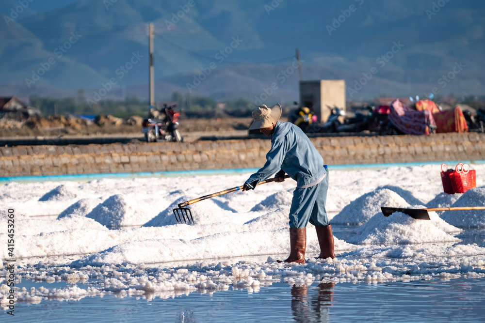 Naklejka premium child playing in the water