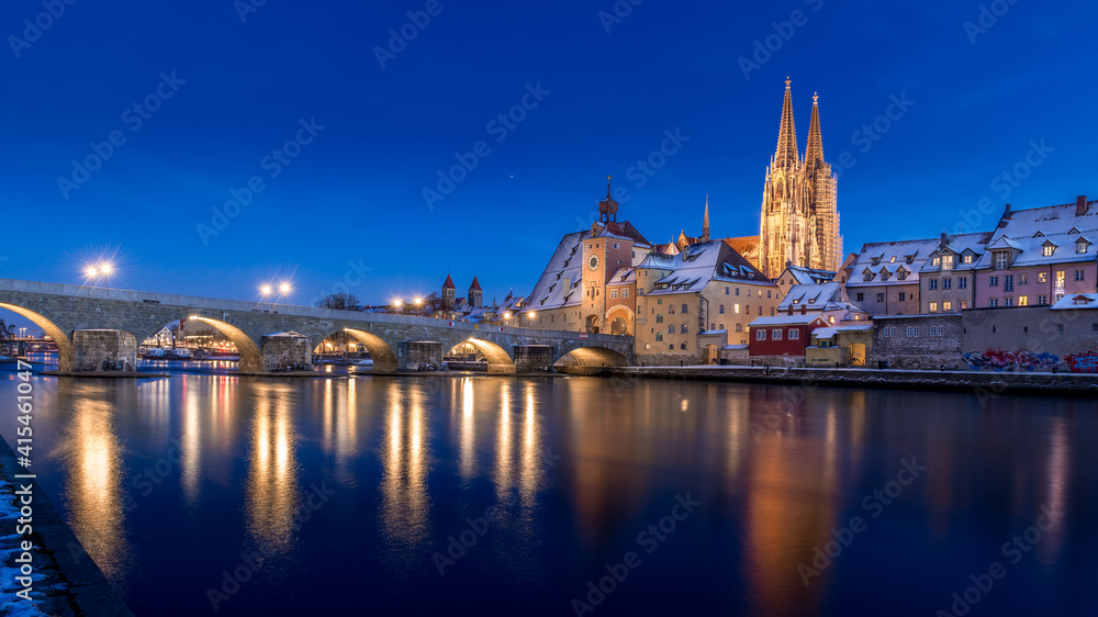 Naklejka premium Regensburg an einem Winterabend mit dem Dom St. Peter, dem alten Salzstadl und der Steinernen Brücke