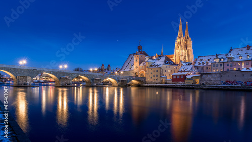 Regensburg an einem Winterabend mit dem Dom St. Peter, dem alten Salzstadl und der Steinernen Brücke