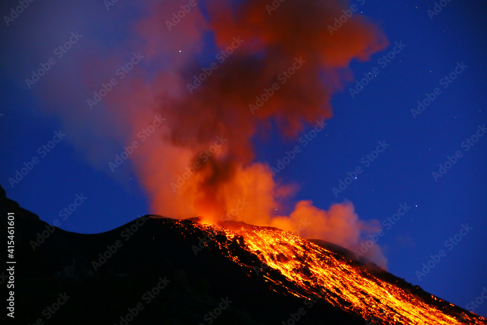 Eruption du volcan Stromboli en Sicile (Italie)