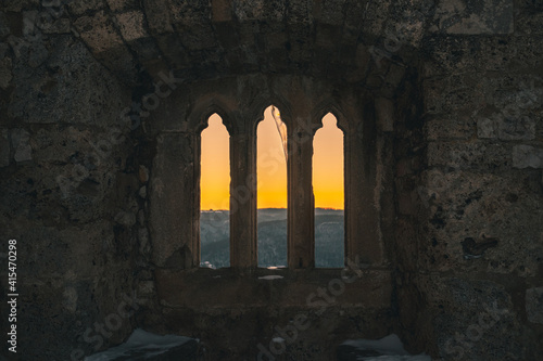 Burg Fenster im Sonnenaufgang