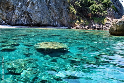 Ionisches Meer Korfu Griechenland klares Wasser mit Felsen