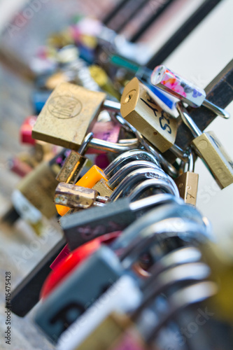 Wallpaper Mural Locks on the bridge Torontodigital.ca