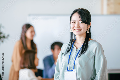 オフィスにいるビジネスウーマン
