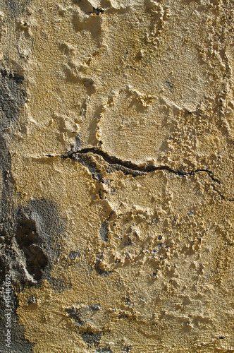 cement,wall,cracks,saltpetre-infused,yellow